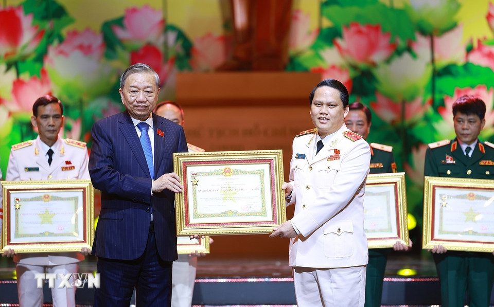 Tổng Bí thư Tô Lâm trao Danh hiệu Anh hùng Lực lượng vũ trang nhân dân cho các tập thể có thành tích đặc biệt xuất sắc. (Ảnh: Dương Giang/TTXVN)
