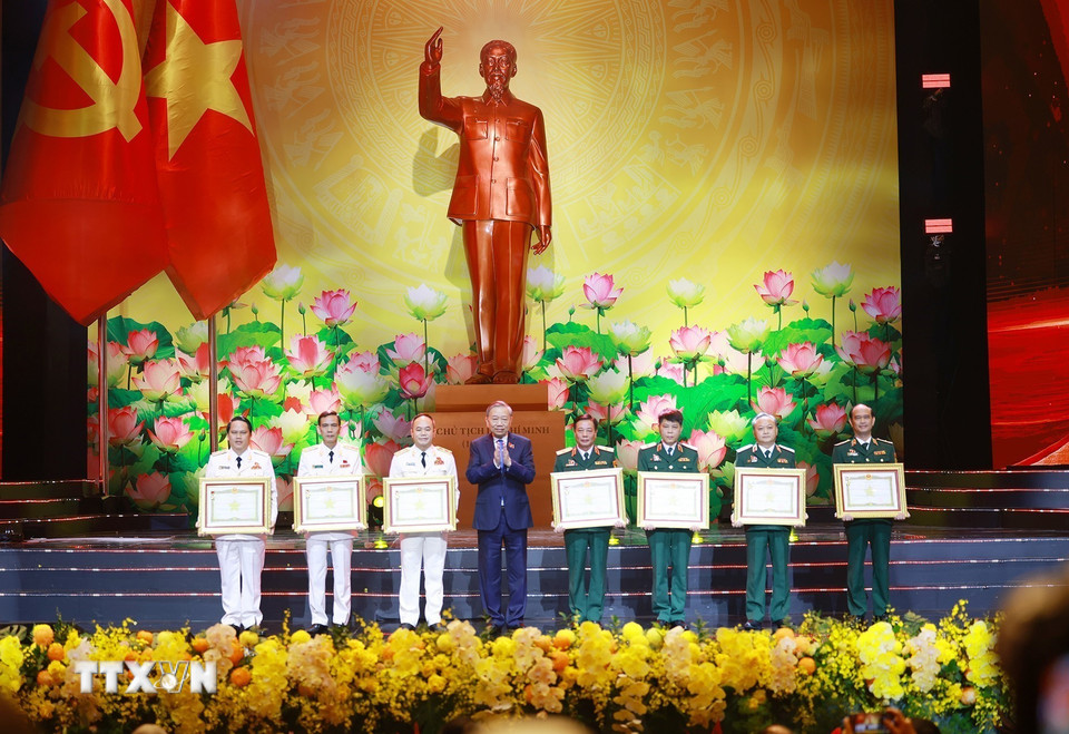Tổng Bí thư Tô Lâm trao Danh hiệu Anh hùng Lực lượng vũ trang nhân dân cho các tập thể có thành tích đặc biệt xuất sắc. (Ảnh: Dương Giang/TTXVN)
