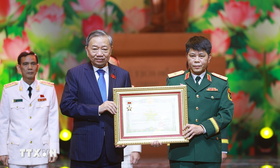 Tổng Bí thư Tô Lâm trao Danh hiệu Anh hùng Lực lượng vũ trang nhân dân cho các tập thể có thành tích đặc biệt xuất sắc. (Ảnh: Dương Giang/TTXVN)