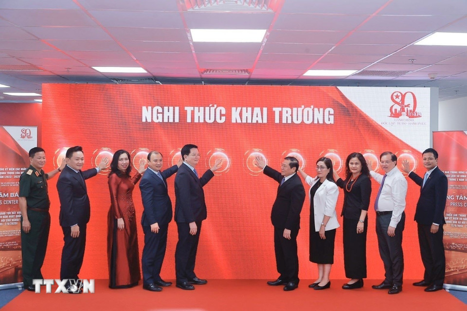 Phó Thủ tướng Mai Văn Chính và các đại biểu thực hiện nghi thức khai trương Trung tâm báo chí triển lãm. (Ảnh: Minh Quyết/TTXVN)