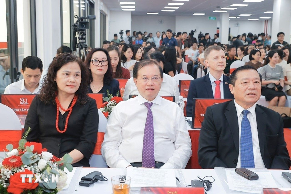 Đại biểu dự lễ khai trương Trung tâm báo chí triển lãm. (Ảnh: Minh Quyết/TTXVN)