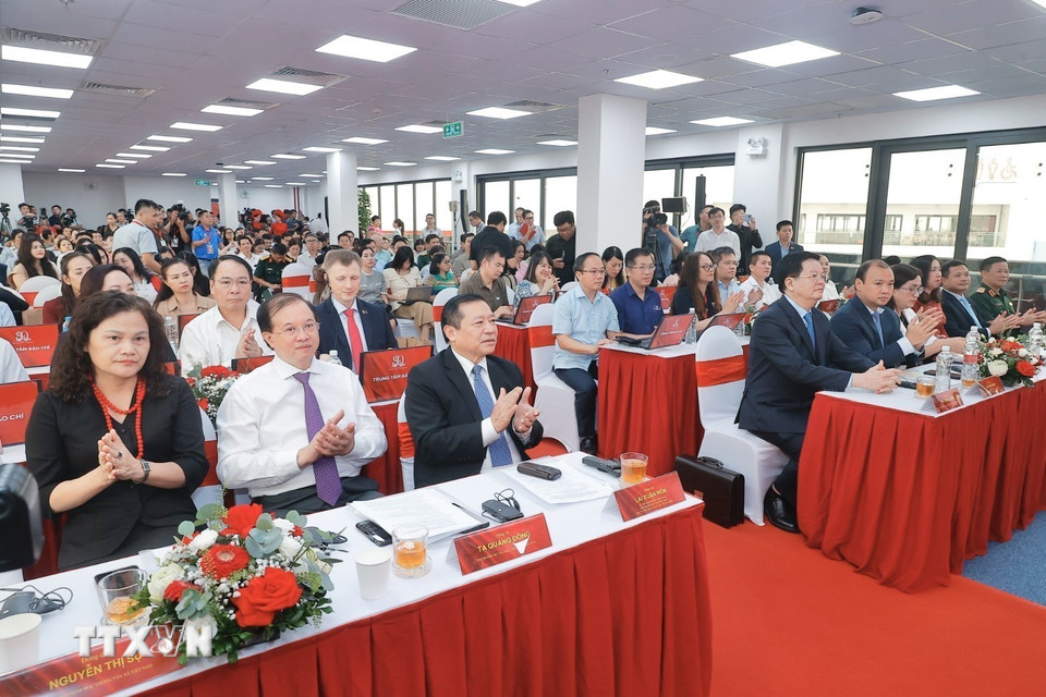 Phó Thủ tướng Mai Văn Chính và các đại biểu dự lễ khai trương Trung tâm báo chí triển lãm. (Ảnh: Minh Quyết/TTXVN)