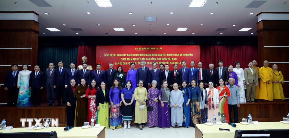 Tổng Bí thư Tô Lâm và Phu nhân gặp gỡ cán bộ Đại sứ quán và cộng đồng người Việt Nam tại Lào. (Ảnh: Thống Nhất/TTXVN)