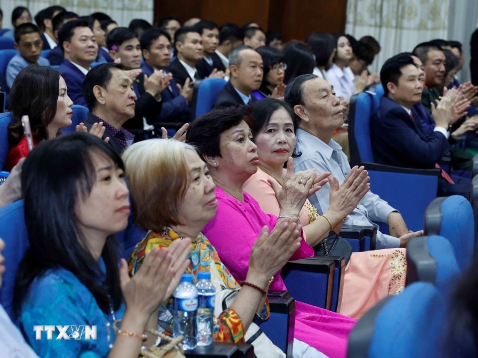 Cán bộ Đại sứ quán và cộng đồng người Việt Nam tại Lào tại buổi gặp gỡ. (Ảnh: Thống Nhất/TTXVN)