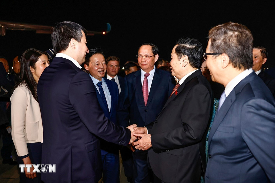 Phó Thủ tướng Chính phủ Cộng hòa Uzbekistan KHODJAYEV Jamshid Abdukhakimovich tiễn Chủ tịch Quốc hội Trần Thanh Mẫn và Phu nhân tại Sân bay quốc tế I. Karimov Tashkent, Thủ đô Tashkent, Cộng hòa Uzbekistan. (Ảnh: Doãn Tấn/TTXVN)