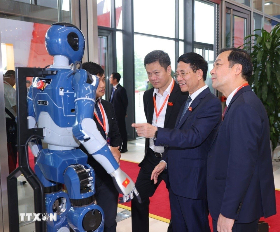 Các đại biểu trải nghiệm các sản phẩm công nghệ cao bên lề Đại hội. (Ảnh: Văn Điệp/TTXVN)