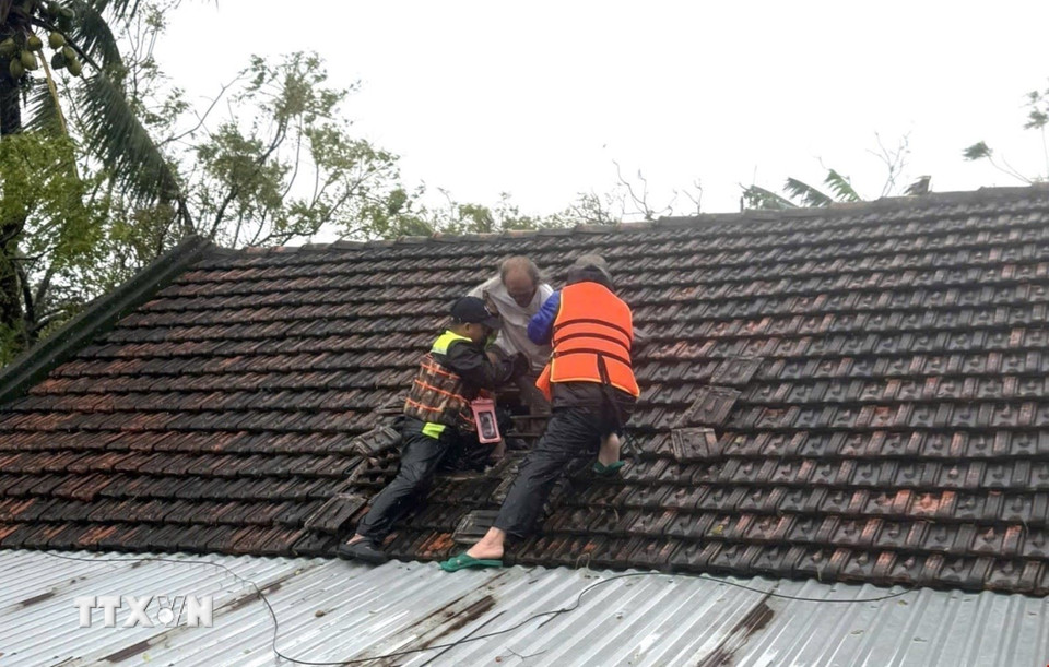 Lực lượng cứu hộ ứng cứu người dân vùng ngập lũ. (Ảnh: Tường Quân/TTXVN)