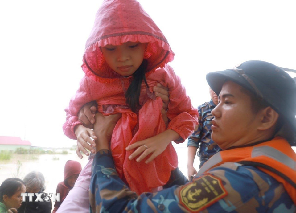 Lực lượng cứu hộ đưa người dân vùng ngập lụt trên địa bàn tỉnh Khánh Hòa đến nơi an toàn. (Ảnh: Xuân Triệu/TTXVN)