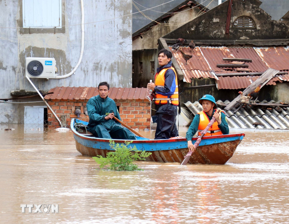 Lực lượng cứu hộ vào thôn Phước Khánh (xã Ninh Phước) để đưa người dân bị mưa lũ cô lập ra ngoài. (Ảnh: Công Thử/TTXVN)