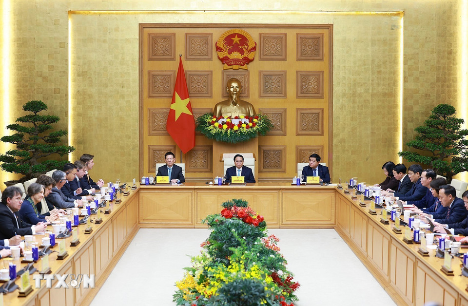 Thủ tướng Phạm Minh Chính và các Phó Thủ tướng Hồ Đức Phớc, Nguyễn Chí Dũng chủ trì toạ đàm với các doanh nghiệp châu Âu. (Ảnh: Dương Giang/TTXVN)