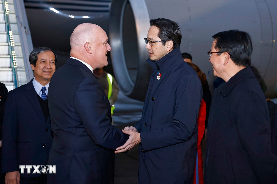 Bộ trưởng Bộ Giáo dục và Đào tạo Nguyễn Kim Sơn, Thứ trưởng Bộ Ngoại giao Đỗ Hùng Việt và các cán bộ của Bộ Ngoại giao đón Thủ tướng New Zealand Christopher Luxon tại sân bay quốc tế Nội Bài. (Ảnh: Doãn Tấn/TTXVN)