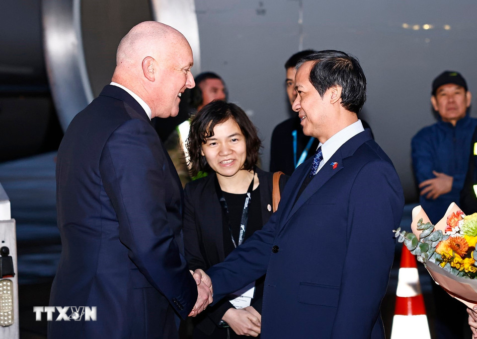 Bộ trưởng Bộ Giáo dục và Đào tạo Nguyễn Kim Sơn đón Thủ tướng New Zealand Christopher Luxon tại sân bay quốc tế Nội Bài. (Ảnh: Doãn Tấn/TTXVN)