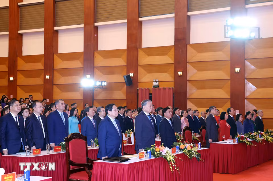 Tổng Bí thư Tô Lâm và các đồng chí lãnh đạo, nguyên lãnh đạo Đảng, Nhà nước thực hiện nghi lễ chào cờ. (Ảnh: Thống Nhất/TTXVN)