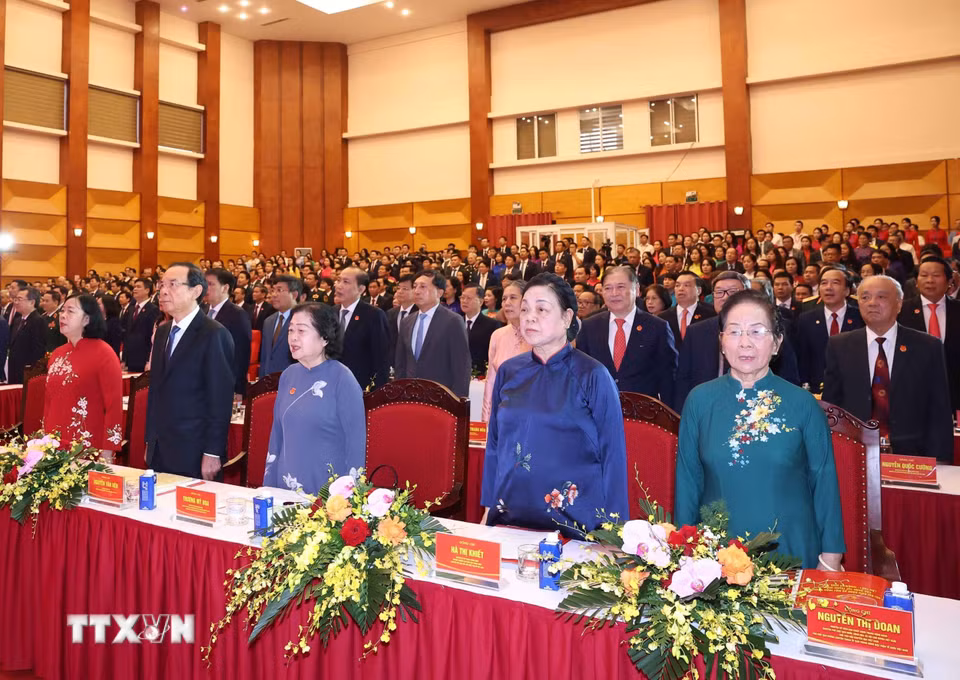 Các đại biểu thực hiện nghi lễ chào cờ. (Ảnh: Thống Nhất/TTXVN)