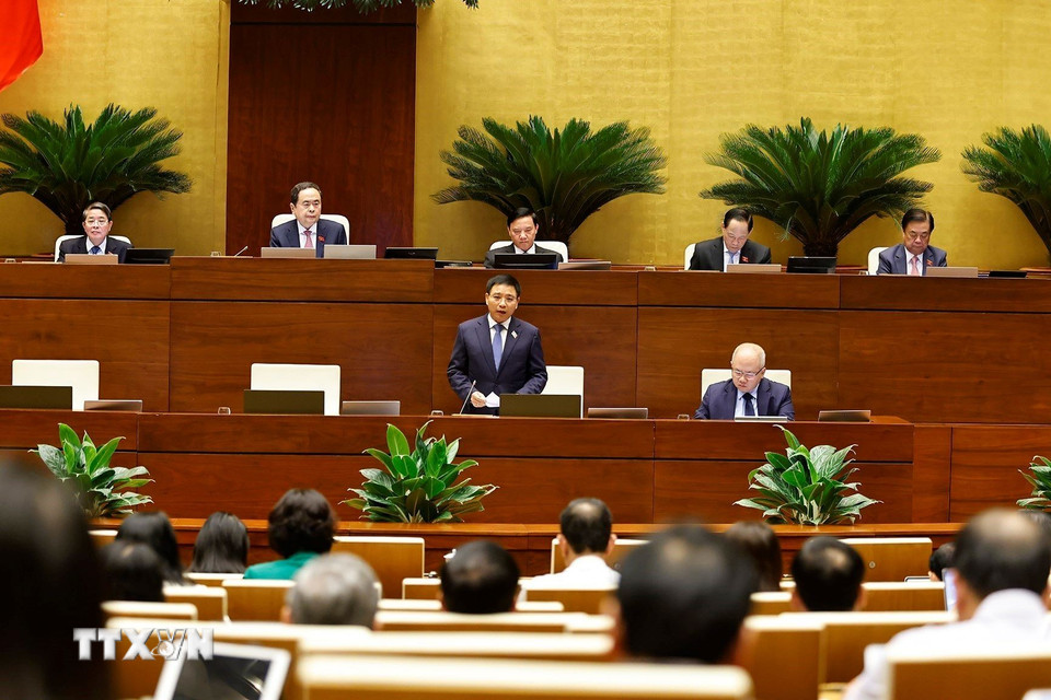 Bộ trưởng Bộ Tài chính Nguyễn Văn Thắng trả lời chất vấn. (Ảnh: Doãn Tấn/TTXVN)