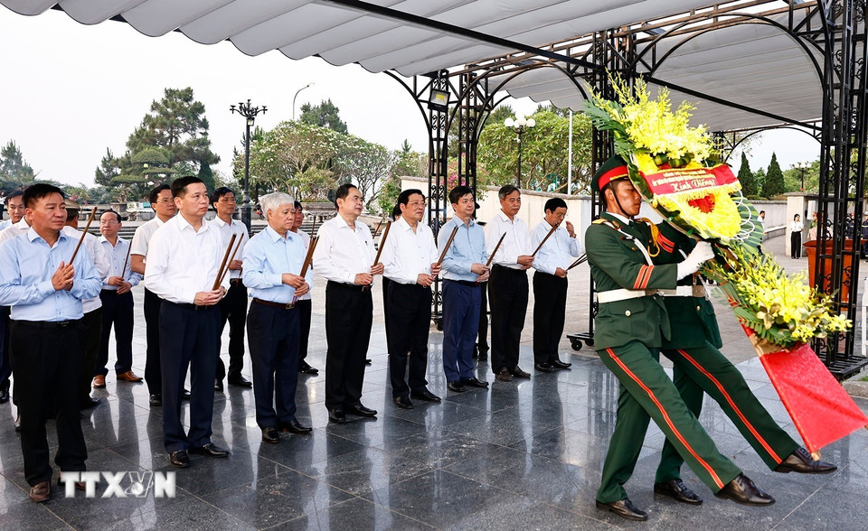 Chủ tịch Quốc hội Trần Thanh Mẫn dâng hoa, dâng hương tri ân các Anh hùng liệt sỹ tại Nghĩa trang Liệt sỹ Quốc gia Đường 9. (Ảnh: Doãn Tấn/TTXVN)