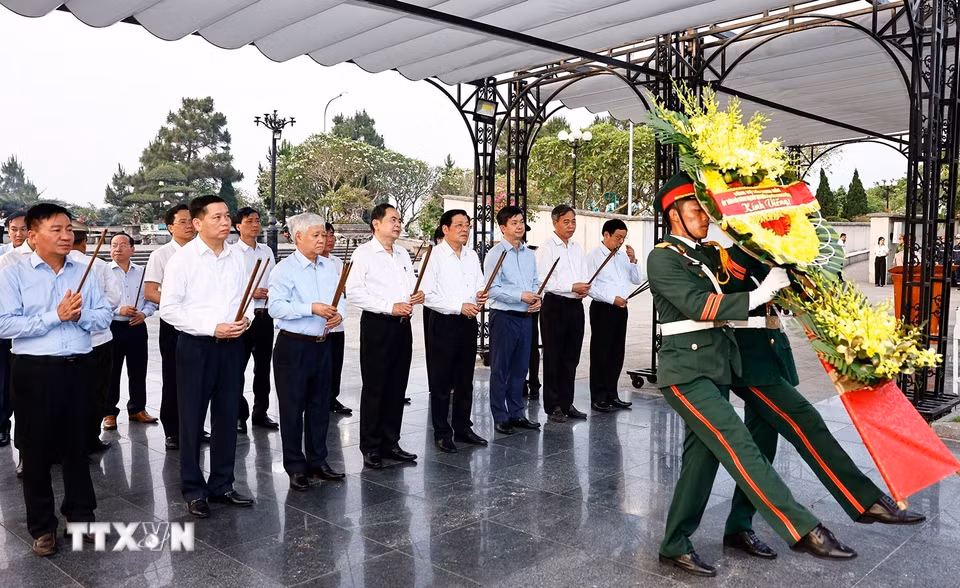 Chủ tịch Quốc hội Trần Thanh Mẫn dâng hoa, dâng hương tri ân các Anh hùng liệt sỹ tại Nghĩa trang Liệt sỹ Quốc gia Đường 9. (Ảnh: Doãn Tấn/TTXVN)