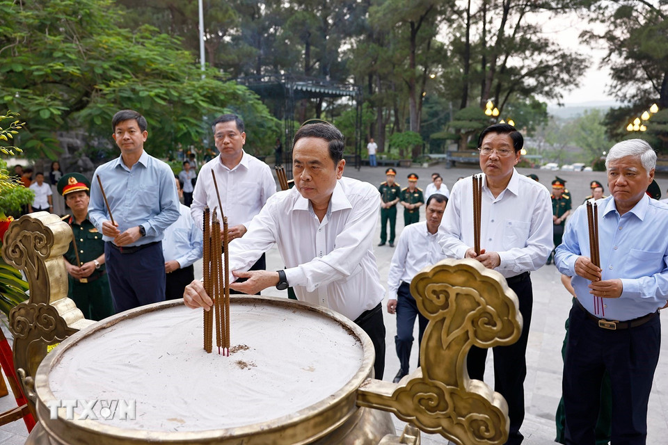 Chủ tịch Quốc hội Trần Thanh Mẫn và đại biểu dâng hoa, dâng hương tri ân các Anh hùng liệt sỹ tại Nghĩa trang Liệt sỹ Quốc gia Trường Sơn. (Ảnh: Doãn Tấn/TTXVN)