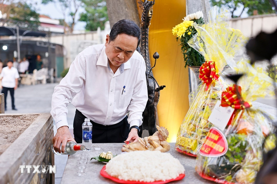 Chủ tịch Quốc hội Trần Thanh Mẫn dâng lễ tri ân các Anh hùng liệt sỹ tại Nghĩa trang Liệt sỹ Quốc gia Đường 9. (Ảnh: Doãn Tấn/TTXVN)