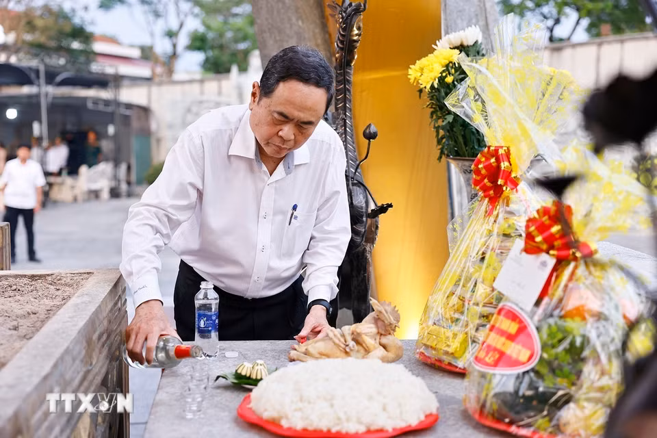 Chủ tịch Quốc hội Trần Thanh Mẫn dâng lễ tri ân các Anh hùng liệt sỹ tại Nghĩa trang Liệt sỹ Quốc gia Đường 9. (Ảnh: Doãn Tấn/TTXVN)