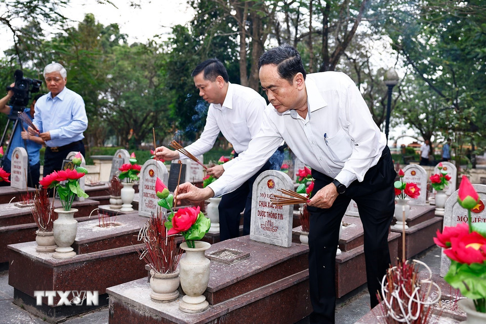 Chủ tịch Quốc hội Trần Thanh Mẫn dâng hương tri ân các Anh hùng liệt sỹ tại Nghĩa trang Liệt sỹ Quốc gia Trường Sơn. (Ảnh: Doãn Tấn/TTXVN)