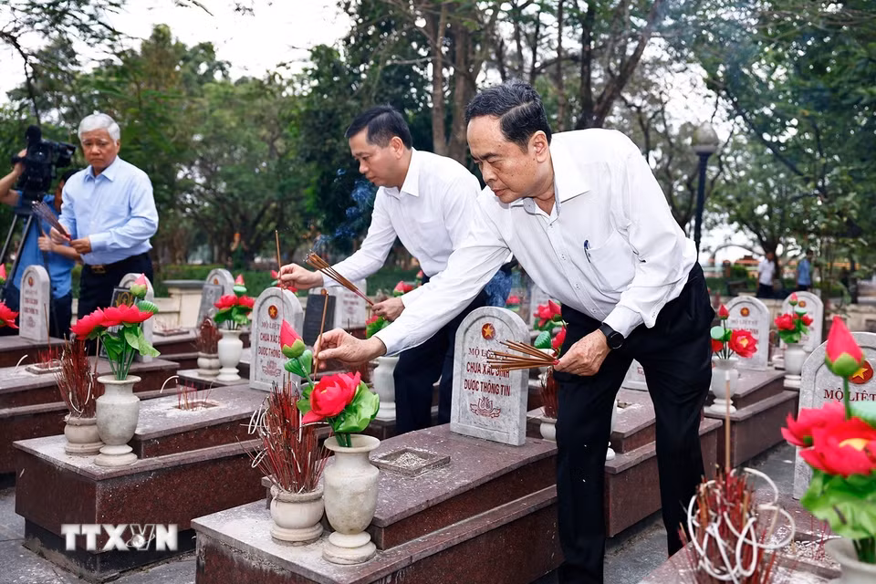 Chủ tịch Quốc hội Trần Thanh Mẫn dâng hương tri ân các Anh hùng liệt sỹ tại Nghĩa trang Liệt sỹ Quốc gia Trường Sơn. (Ảnh: Doãn Tấn/TTXVN)