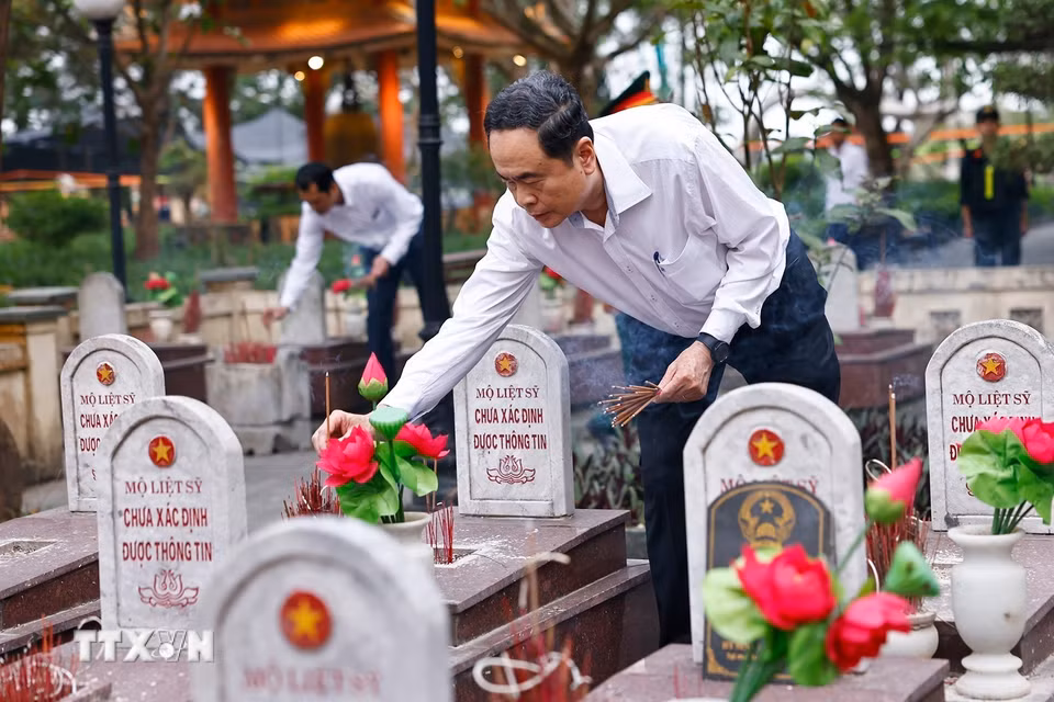 Chủ tịch Quốc hội Trần Thanh Mẫn dâng hương tri ân các Anh hùng liệt sỹ tại Nghĩa trang Liệt sỹ Quốc gia Trường Sơn. (Ảnh: Doãn Tấn/TTXVN)