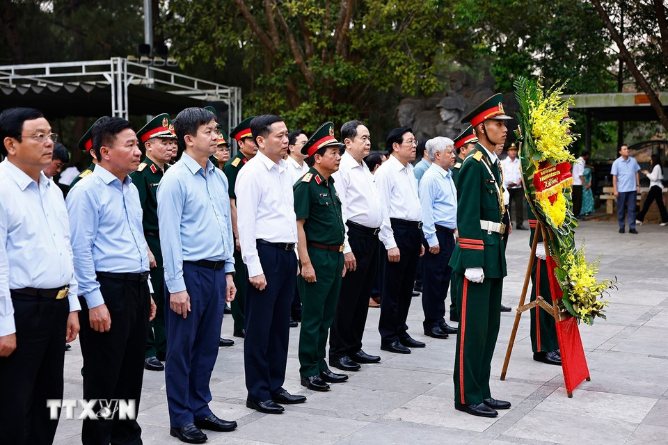 Chủ tịch Quốc hội Trần Thanh Mẫn và đại biểu dâng hoa, dâng hương tri ân các Anh hùng liệt sỹ tại Nghĩa trang Liệt sỹ Quốc gia Trường Sơn. (Ảnh: Doãn Tấn/TTXVN)