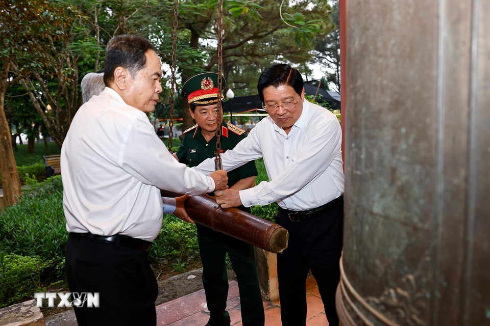 Chủ tịch Quốc hội Trần Thanh Mẫn và đại biểu thỉnh chuông tại Nghĩa trang Liệt sỹ Quốc gia Trường Sơn. (Ảnh: Doãn Tấn/TTXVN)