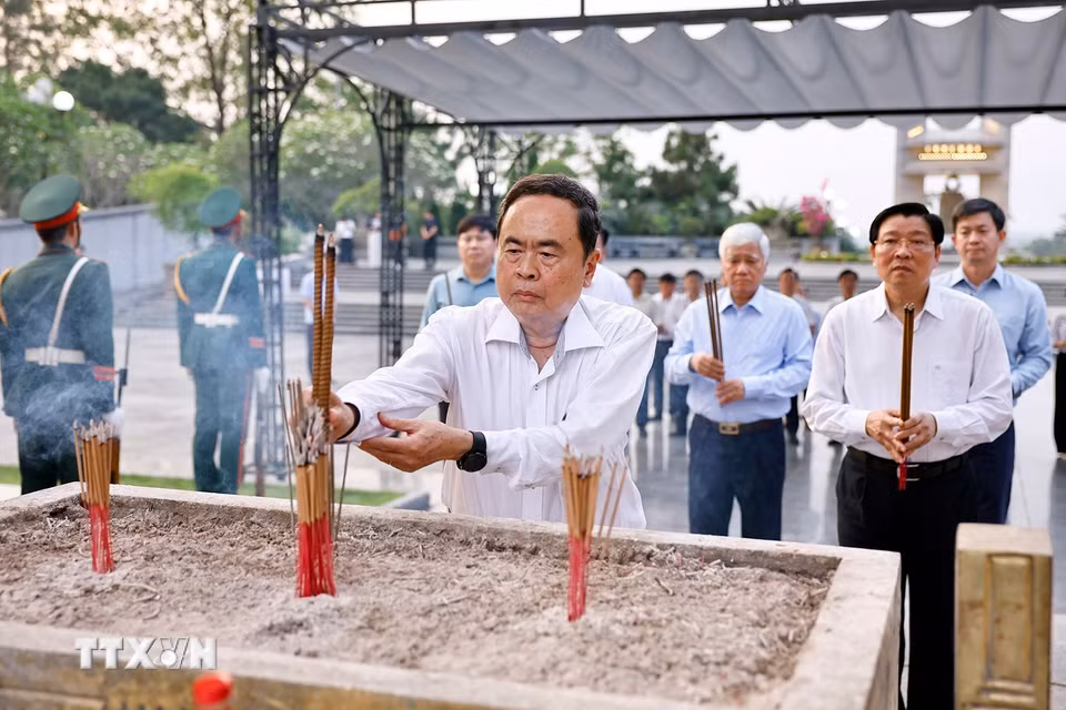 Chủ tịch Quốc hội Trần Thanh Mẫn dâng hoa, dâng hương tri ân các Anh hùng liệt sỹ tại Nghĩa trang Liệt sỹ Quốc gia Đường 9. (Ảnh: Doãn Tấn/TTXVN)