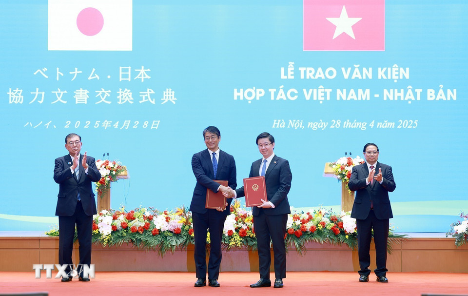 Thủ tướng Phạm Minh Chính và Thủ tướng Nhật Bản Ishiba Shigeru chứng kiến lễ trao Bản thỏa thuận khung về việc dạy tiếng Nhật ở trường phổ thông Việt Nam giữa Bộ Giáo dục và Đào tạo và Đại sứ quán Nhật Bản tại Việt Nam. (Ảnh: Dương Giang/TTXVN)