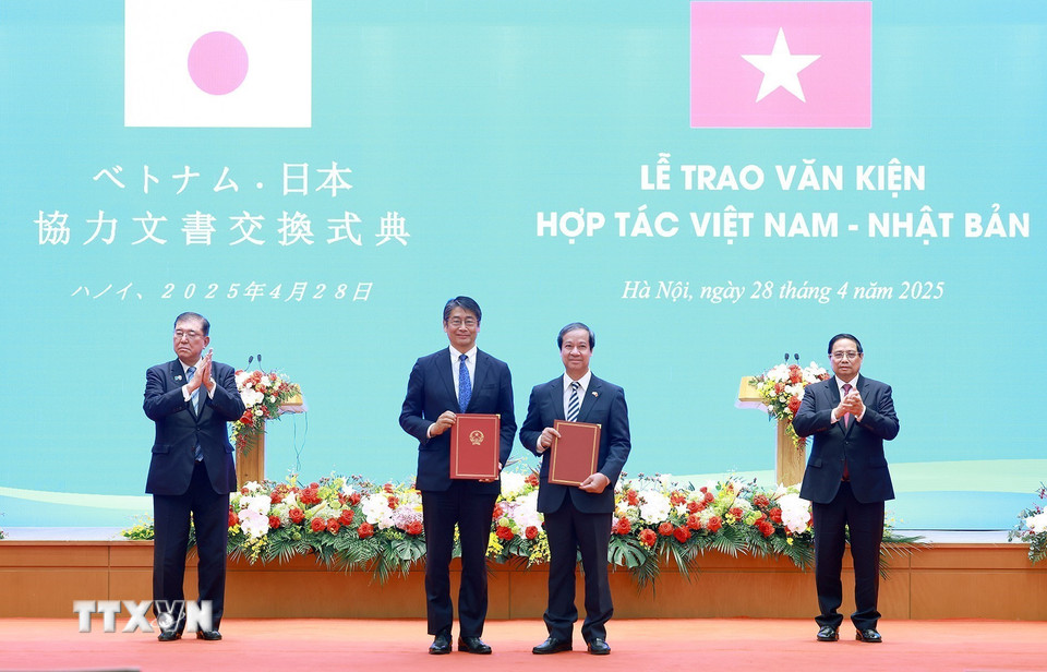 Thủ tướng Phạm Minh Chính và Thủ tướng Nhật Bản Ishiba Shigeru chứng kiến lễ trao Bản ghi nhớ hợp tác giữa Bộ Khoa học và Công nghệ Việt Nam với Bộ Giáo dục, Văn hóa, Thể thao, Khoa học và Công nghệ Nhật Bản về hợp tác nghiên cứu và phát triển trong lĩnh vực bán dẫn. (Ảnh: Dương Giang/TTXVN)
