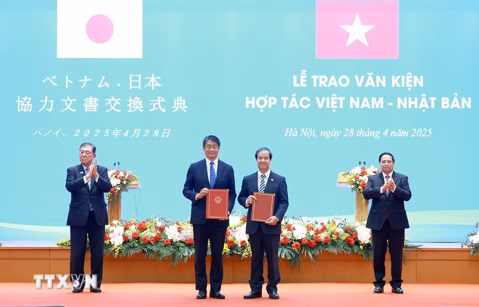 Thủ tướng Phạm Minh Chính và Thủ tướng Nhật Bản Ishiba Shigeru chứng kiến lễ trao Bản ghi nhớ hợp tác giữa Bộ Khoa học và Công nghệ Việt Nam với Bộ Giáo dục, Văn hóa, Thể thao, Khoa học và Công nghệ Nhật Bản về hợp tác nghiên cứu và phát triển trong lĩnh vực bán dẫn. (Ảnh: Dương Giang/TTXVN)