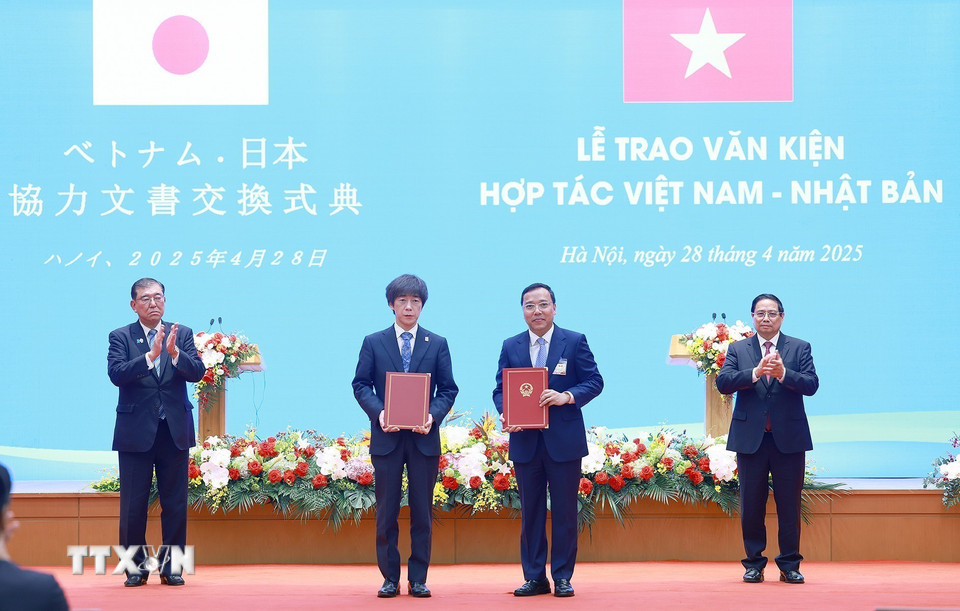 Thủ tướng Phạm Minh Chính và Thủ tướng Nhật Bản Ishiba Shigeru chứng kiến lễ trao Bản ghi nhớ Hợp tác giữa Bộ Công Thương Việt Nam với Bộ Kinh tế, Thương mại và Công nghiệp Nhật Bản về việc thúc đẩy các dự án hợp tác song phương trong lĩnh vực chuyển dịch năng lượng. (Ảnh: Dương Giang/TTXVN)