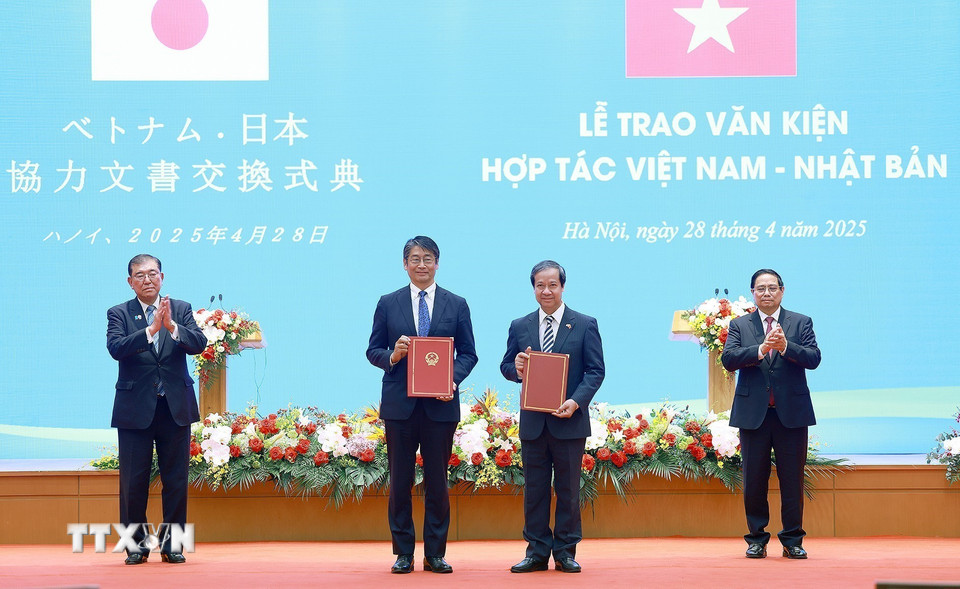 Thủ tướng Phạm Minh Chính và Thủ tướng Nhật Bản Ishiba Shigeru chứng kiến lễ trao Bản ghi nhớ hợp tác giữa Bộ Giáo dục và Đào tạo Việt Nam với Bộ Giáo dục, Văn hóa, Thể thao, Khoa học và Công nghệ Nhật Bản về hợp tác phát triển nguồn nhân lực trong lĩnh vực bán dẫn. (Ảnh: Dương Giang/TTXVN)