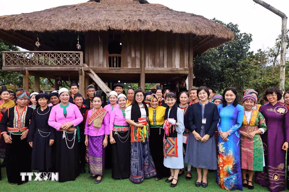 Hai Phu nhân Thủ tướng chụp hình lưu niệm cùng với đại diện các cộng đồng dân tộc phía Bắc. (Ảnh: Minh Đức/TTXVN)