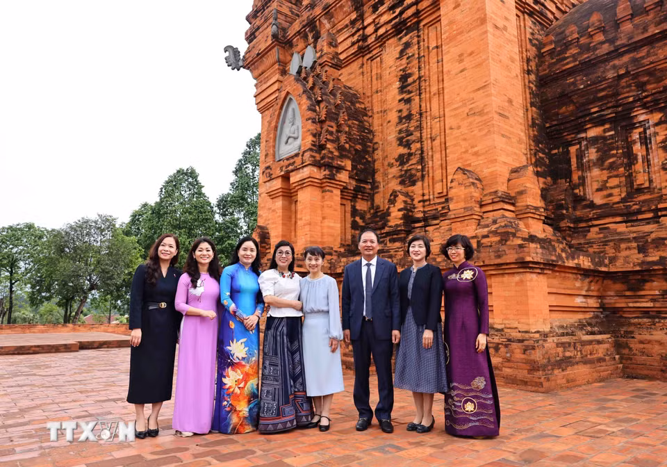 Hai Phu nhân và đoàn tham quan quần thể tháp Chăm. (Ảnh: Minh Đức/TTXVN)