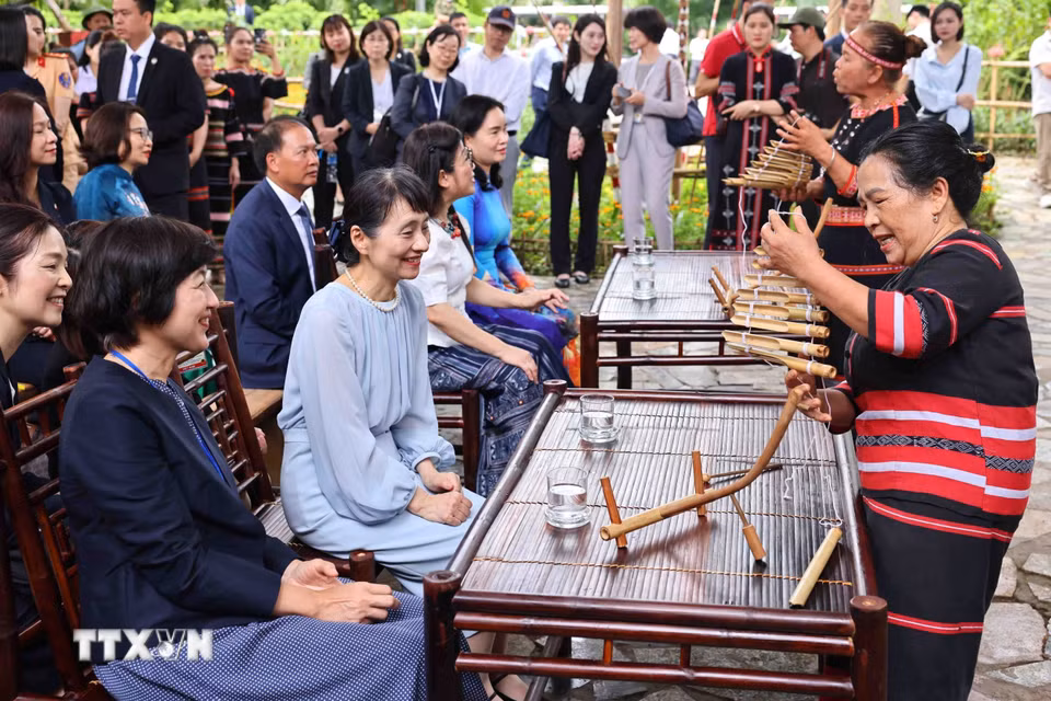 Nghệ nhân ưu tú Y Sinh giới thiệu nét văn hoá dân tộc Xơ Đăng với bà Ishiba Yoshiko, Phu nhân Thủ tướng Nhật Bản. (Ảnh: Minh Đức/TTXVN)