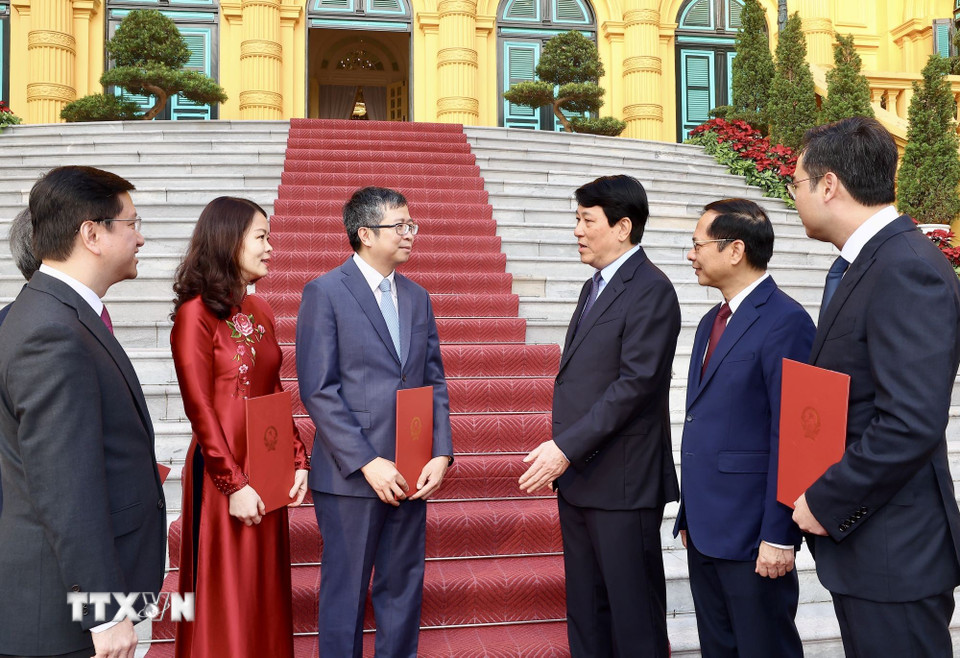 Chủ tịch nước Lương Cường với lãnh đạo và cán bộ Bộ Ngoại giao được phong hàm Đại sứ. (Ảnh: Lâm Khánh/TTXVN)