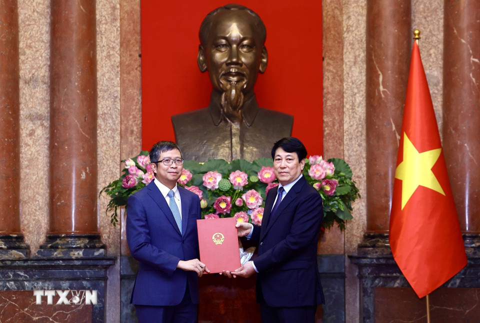 Chủ tịch nước Lương Cường trao Quyết định phong hàm Đại sứ cấp 2 cho Thứ trưởng Bộ Ngoại giao Phạm Thanh Bình. (Ảnh: Lâm Khánh/TTXVN)