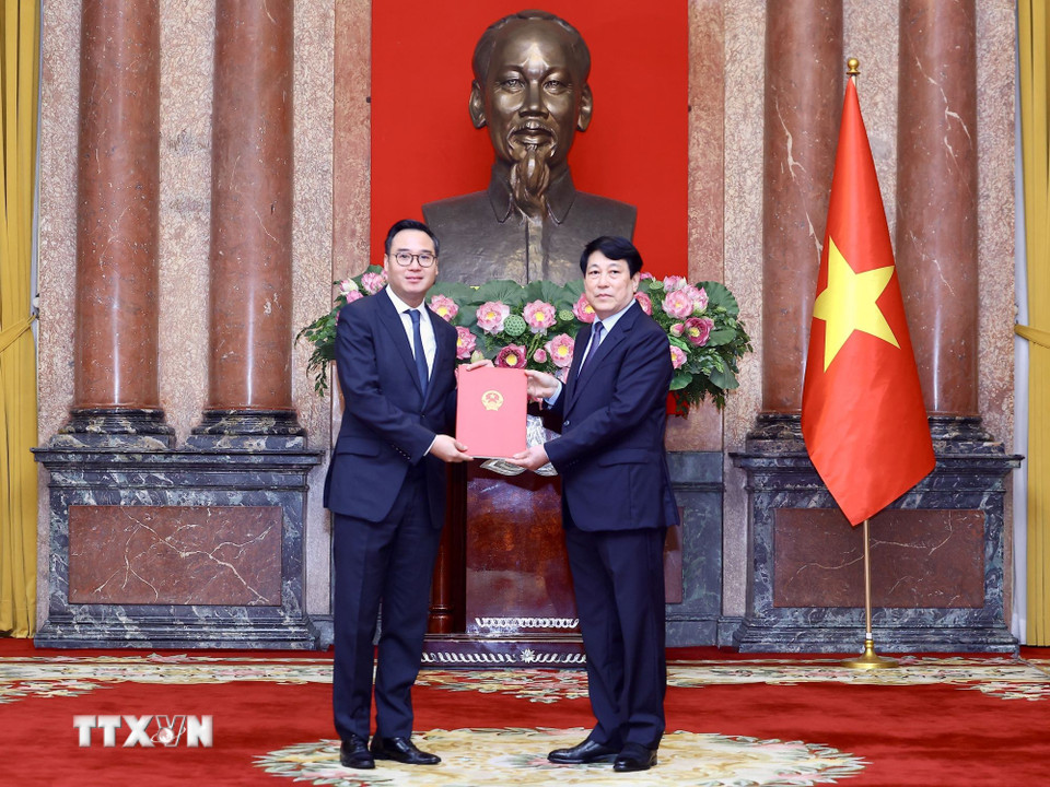 Chủ tịch nước Lương Cường trao Quyết định phong hàm Đại sứ cấp 1 cho đồng chí Ngô Toàn Thắng, Phó Vụ trưởng, Phó Chánh văn phòng Bộ Ngoại giao. (Ảnh: Lâm Khánh/TTXVN)