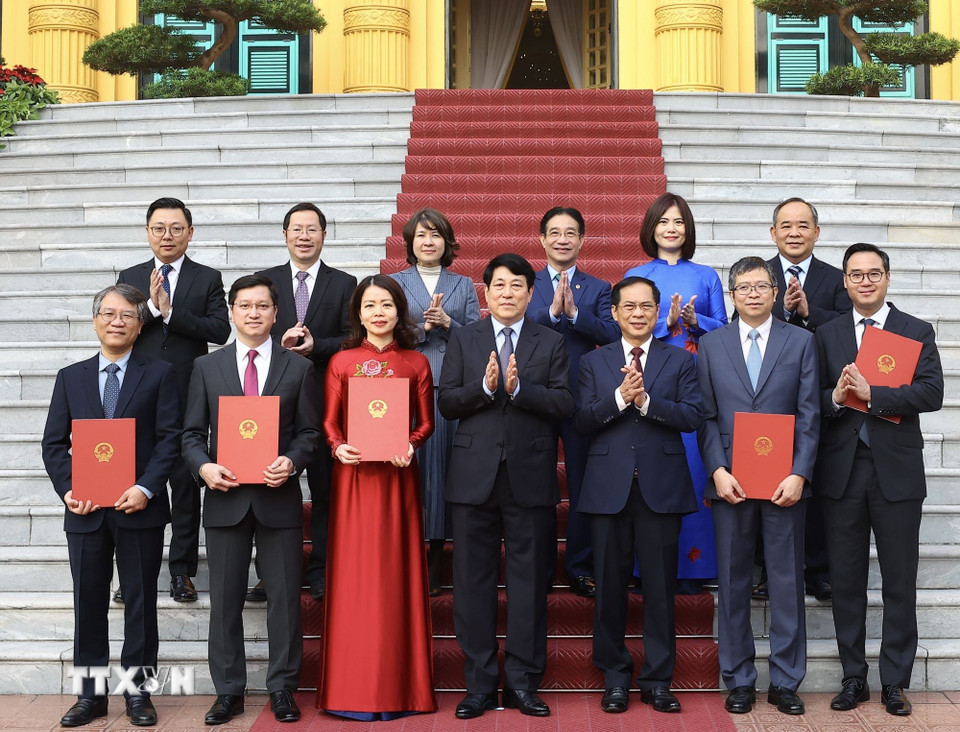 Chủ tịch nước Lương Cường với lãnh đạo và cán bộ Bộ Ngoại giao được phong hàm Đại sứ. (Ảnh: Lâm Khánh/TTXVN)