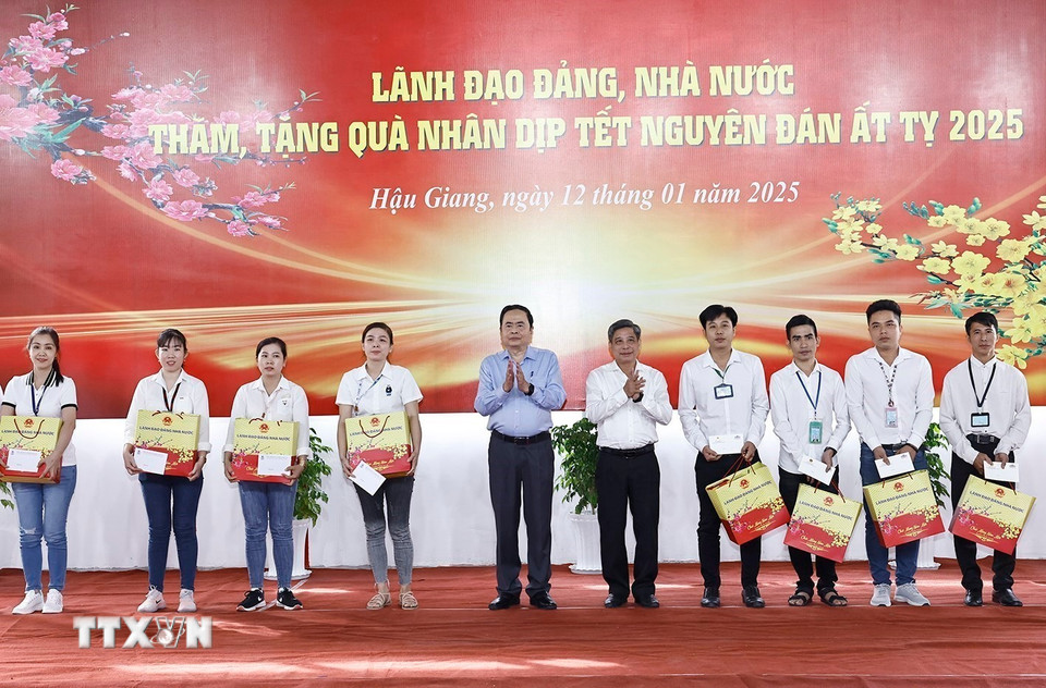 Chủ tịch Quốc hội Trần Thanh Mẫn tặng quà Tết cho công nhân công nhân Công ty TNHH một thành viên Giáp Quán Thăng. (Ảnh: Doãn Tấn/TTXVN)