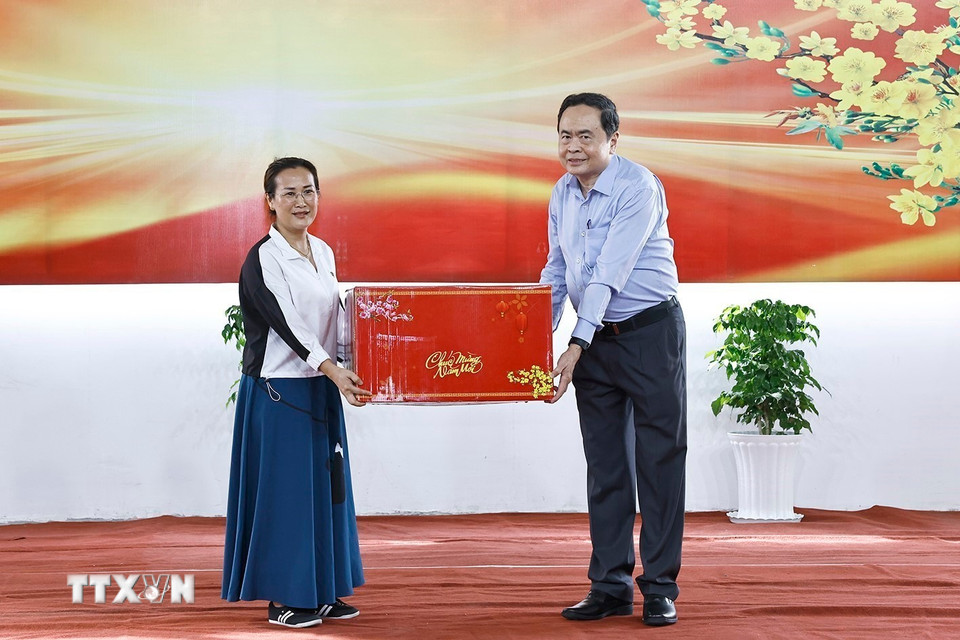 Chủ tịch Quốc hội Trần Thanh Mẫn tặng quà Tết cho Công ty TNHH một thành viên Giáp Quán Thăng. (Ảnh: Doãn Tấn/TTXVN)