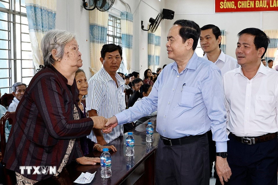 Chủ tịch Quốc hội Trần Thanh Mẫn với đại biểu. (Ảnh: Doãn Tấn/TTXVN)