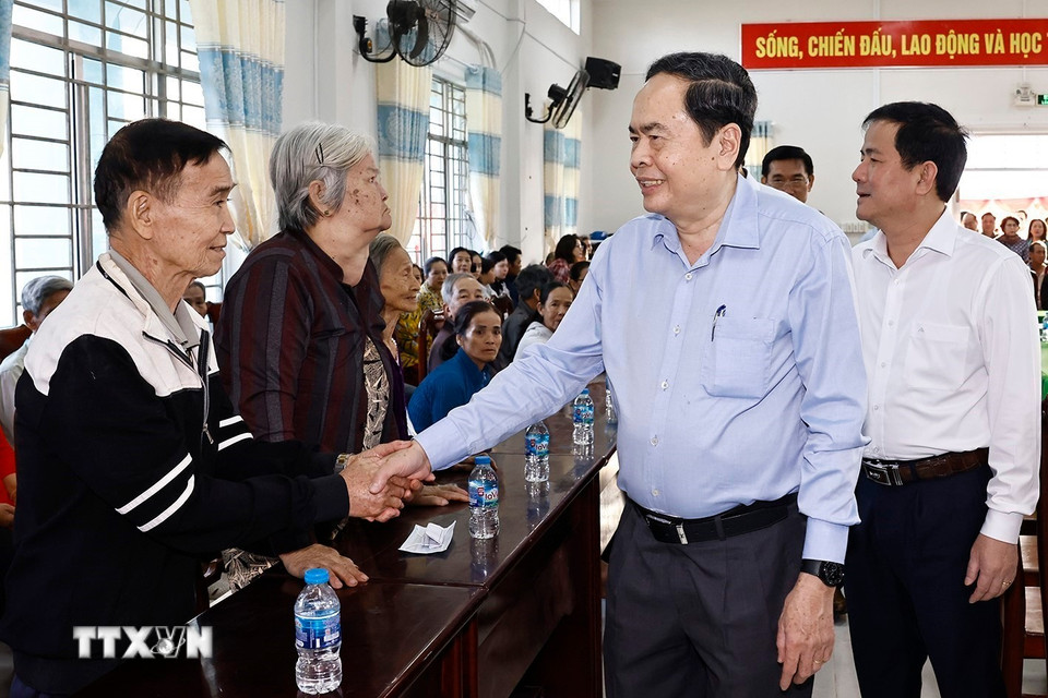 Chủ tịch Quốc hội Trần Thanh Mẫn với đại biểu. (Ảnh: Doãn Tấn/TTXVN)