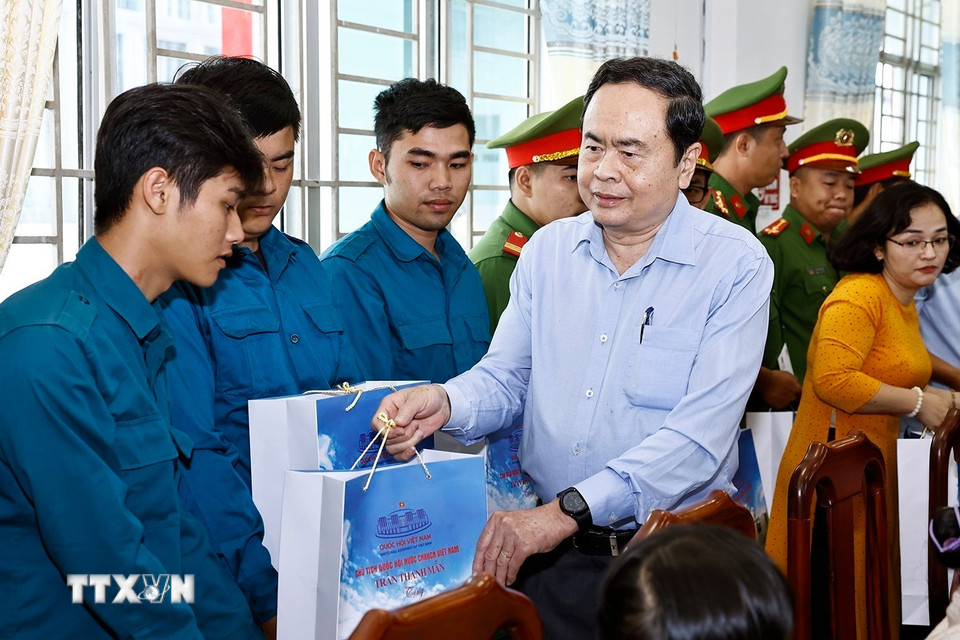 Chủ tịch Quốc hội Trần Thanh Mẫn tặng quà Tết cho hộ gia đình chính sách, người có hoàn cảnh đặc biệt khó khăn, đồng bào dân tộc thiểu số, lực lượng vũ trang huyện Châu Thành A. (Ảnh: Doãn Tấn/TTXVN)