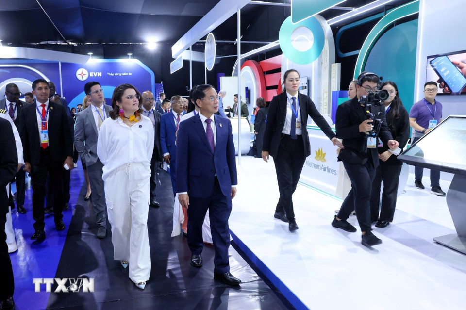 Phó Thủ tướng Bùi Thanh Sơn và các đại biểu tham quan Triển lãm Công nghệ do Hiệp hội An ninh mạng quốc gia chủ trì. (Ảnh: Phạm Kiên/TTXVN)