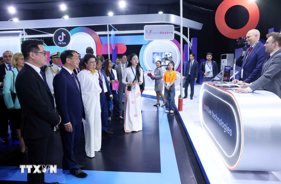 Phó Thủ tướng Bùi Thanh Sơn và các đại biểu tham quan Triển lãm Công nghệ do Hiệp hội An ninh mạng quốc gia chủ trì. (Ảnh: Phạm Kiên/TTXVN)