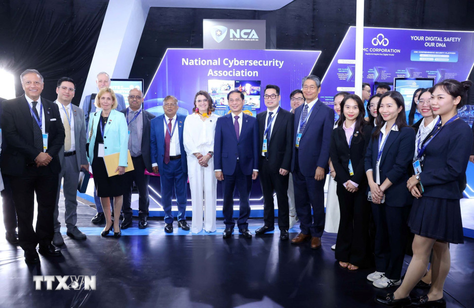 Phó Thủ tướng Bùi Thanh Sơn với các đại biểu tại Triển lãm Công nghệ do Hiệp hội An ninh mạng quốc gia chủ trì. (Ảnh: Phạm Kiên/TTXVN)